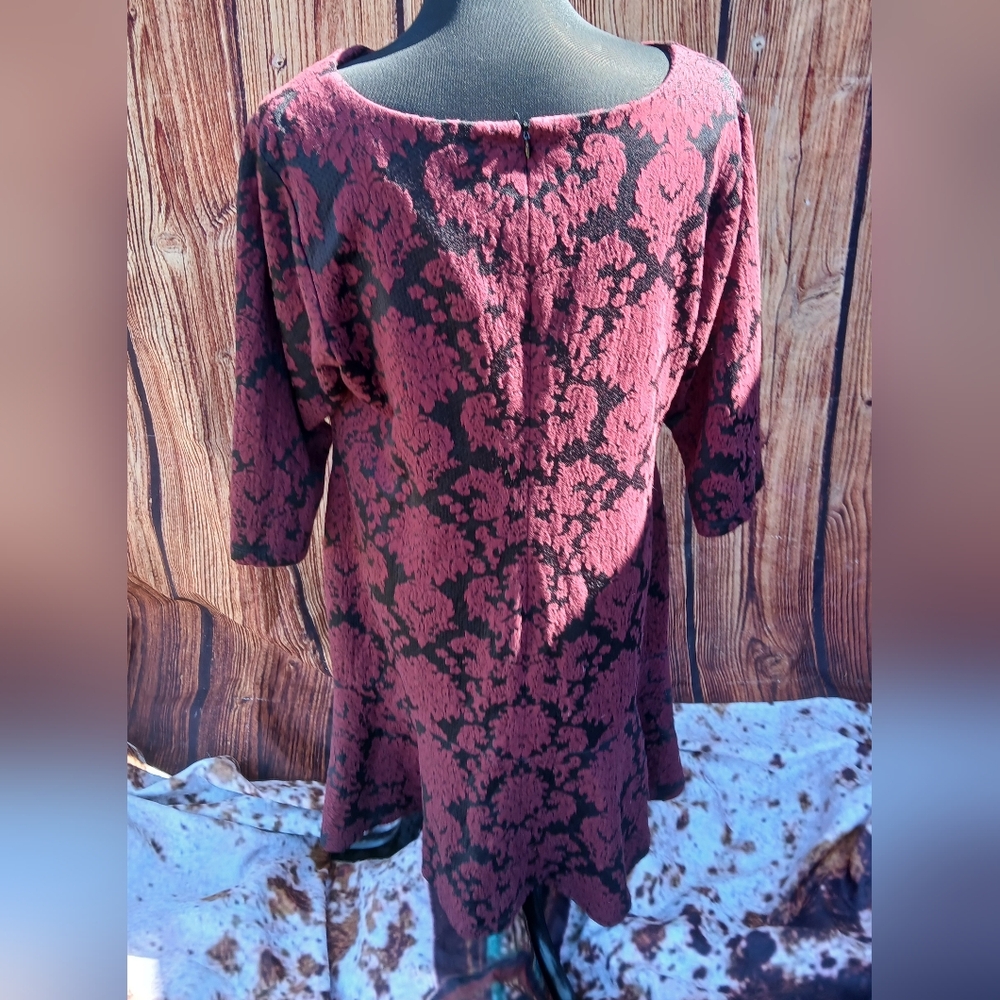 Elegant Black and Red Floral Dress - Picture 3 of 3